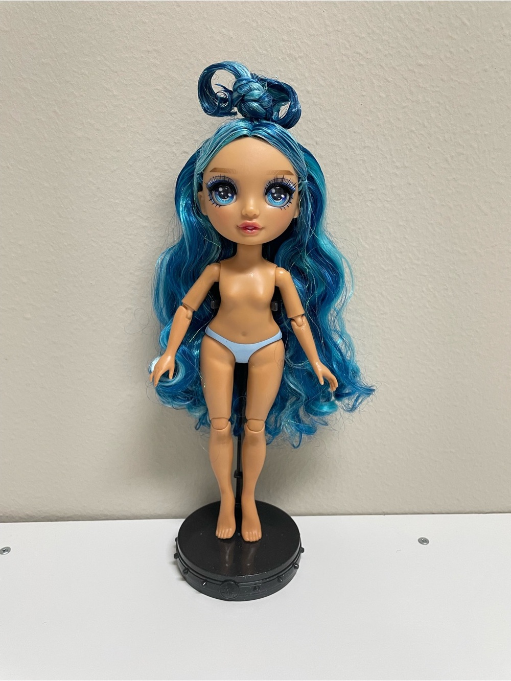 Rainbow High Winter Wonderland Skyler and Violet Base Dolls - Picture 9 of 13